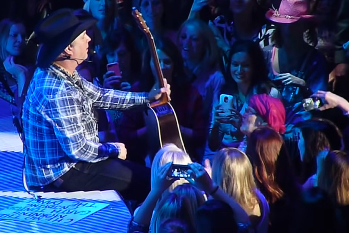 garth brooks handing fan his guitar