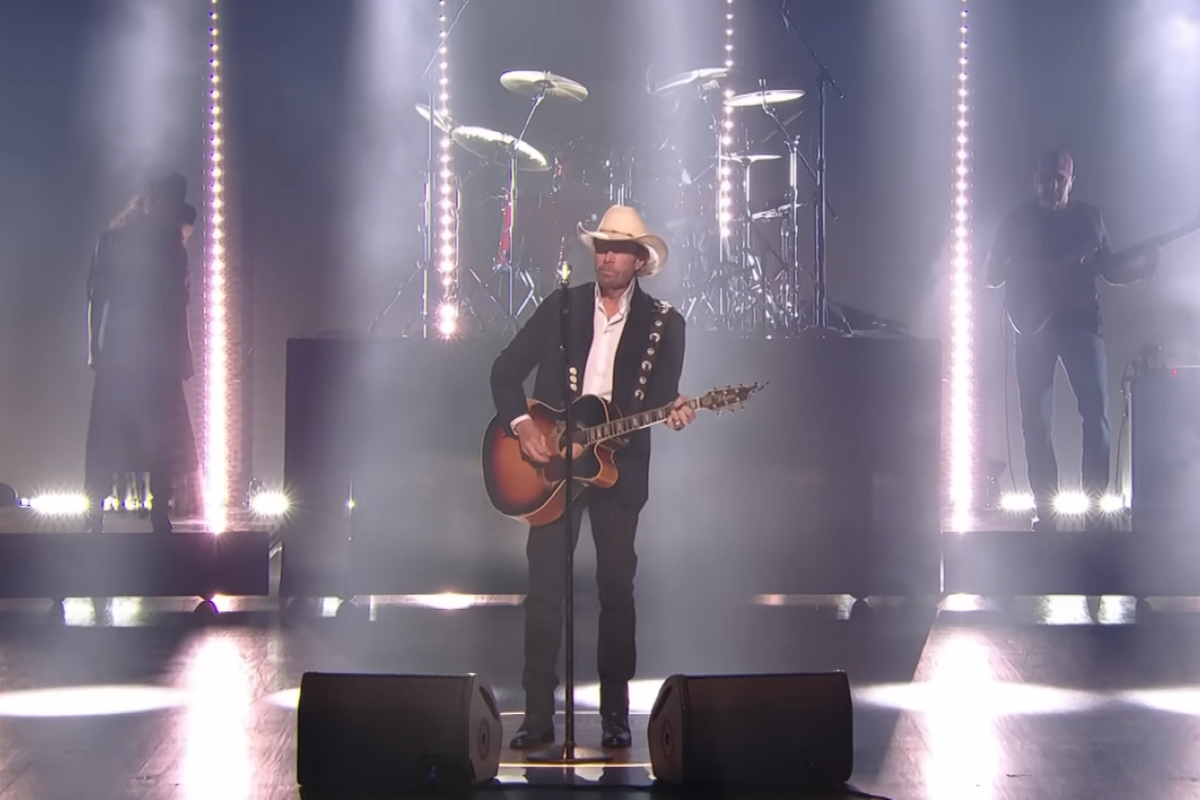 toby keith performing at the peoples choice country awards