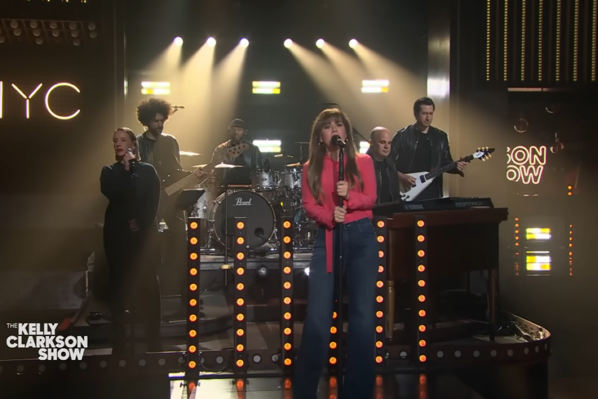 kelly clarkson singing on stage