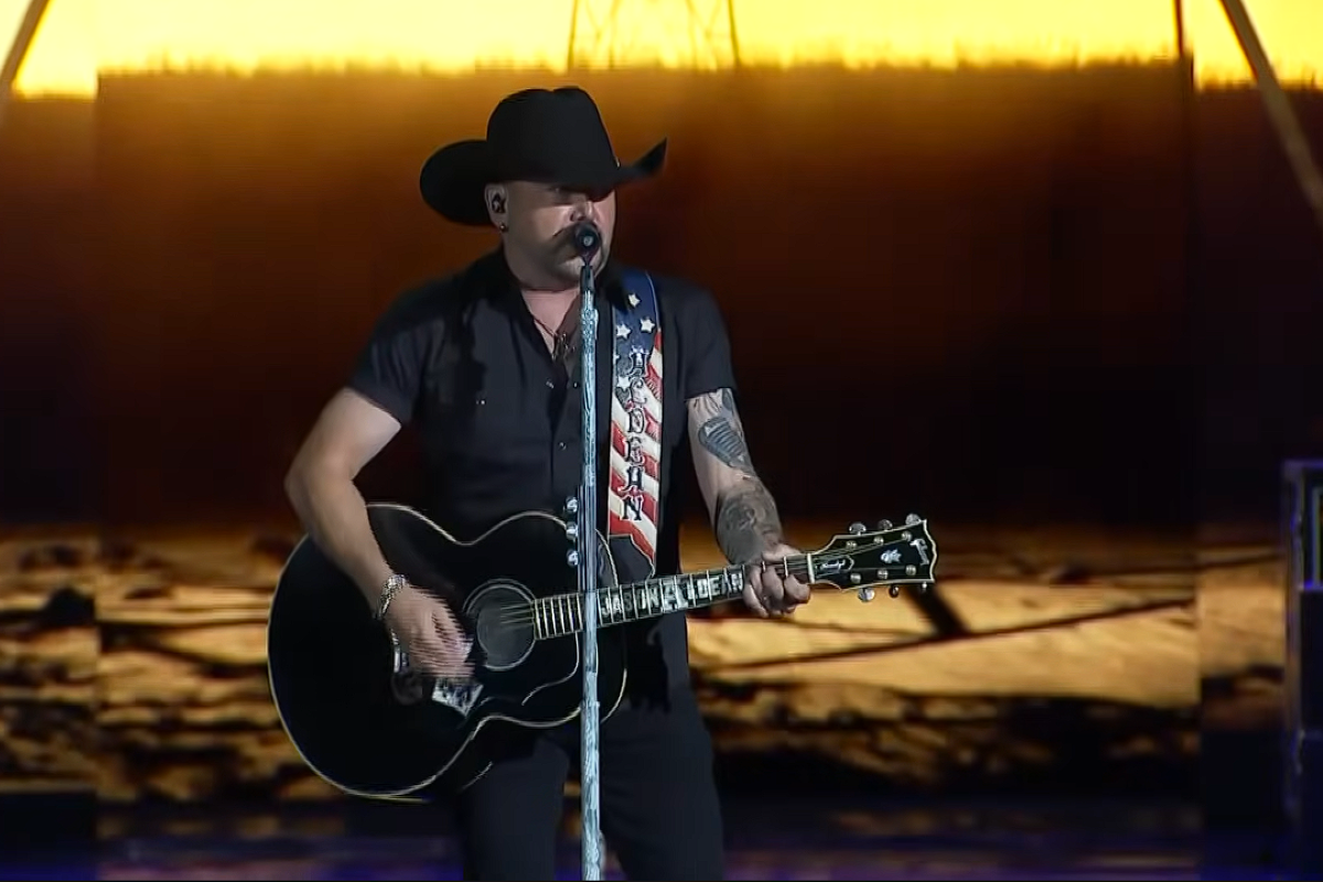 jason aldean singing and playing guitar at the liberty ball
