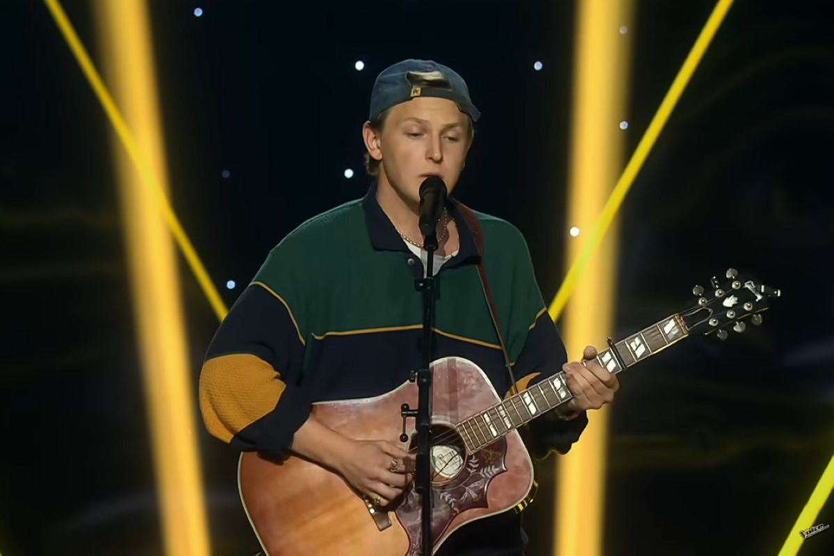 jorgen moe singing and playing guitar