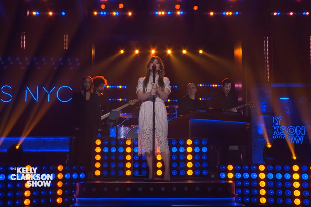 kelly clarkson singing on the kelly clarkson show