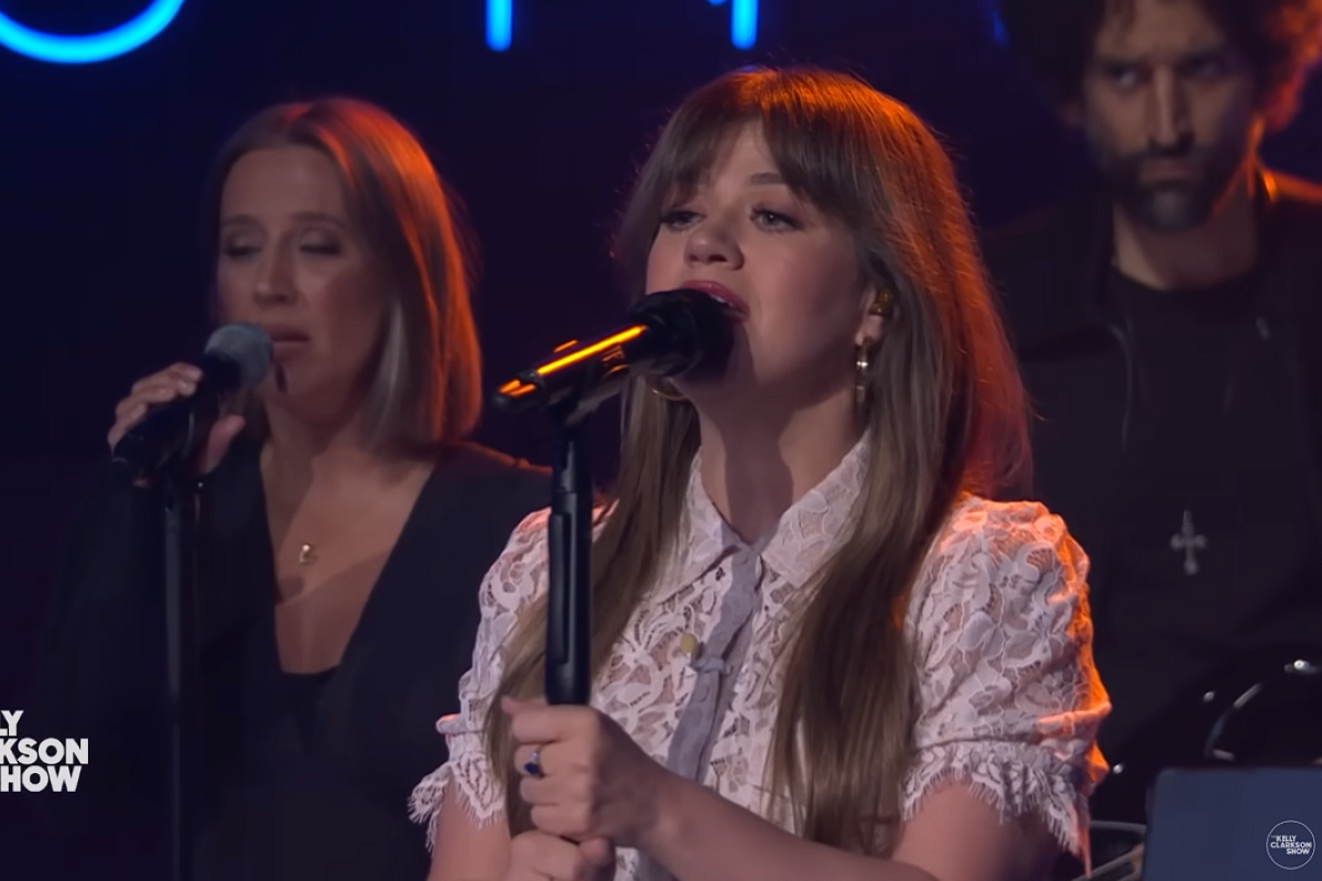 kelly clarkson singing with band