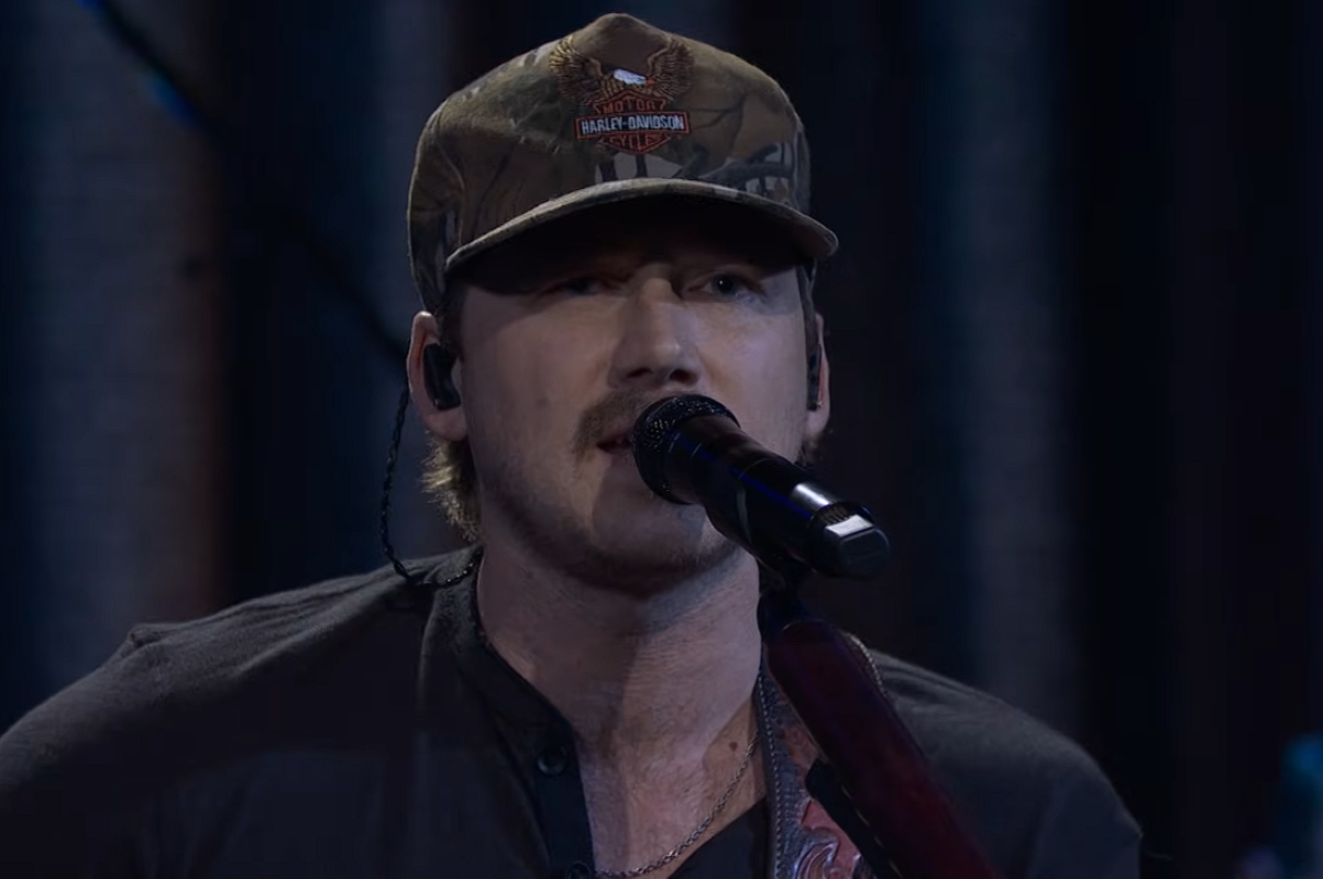 Morgan Wallen singing into microphone