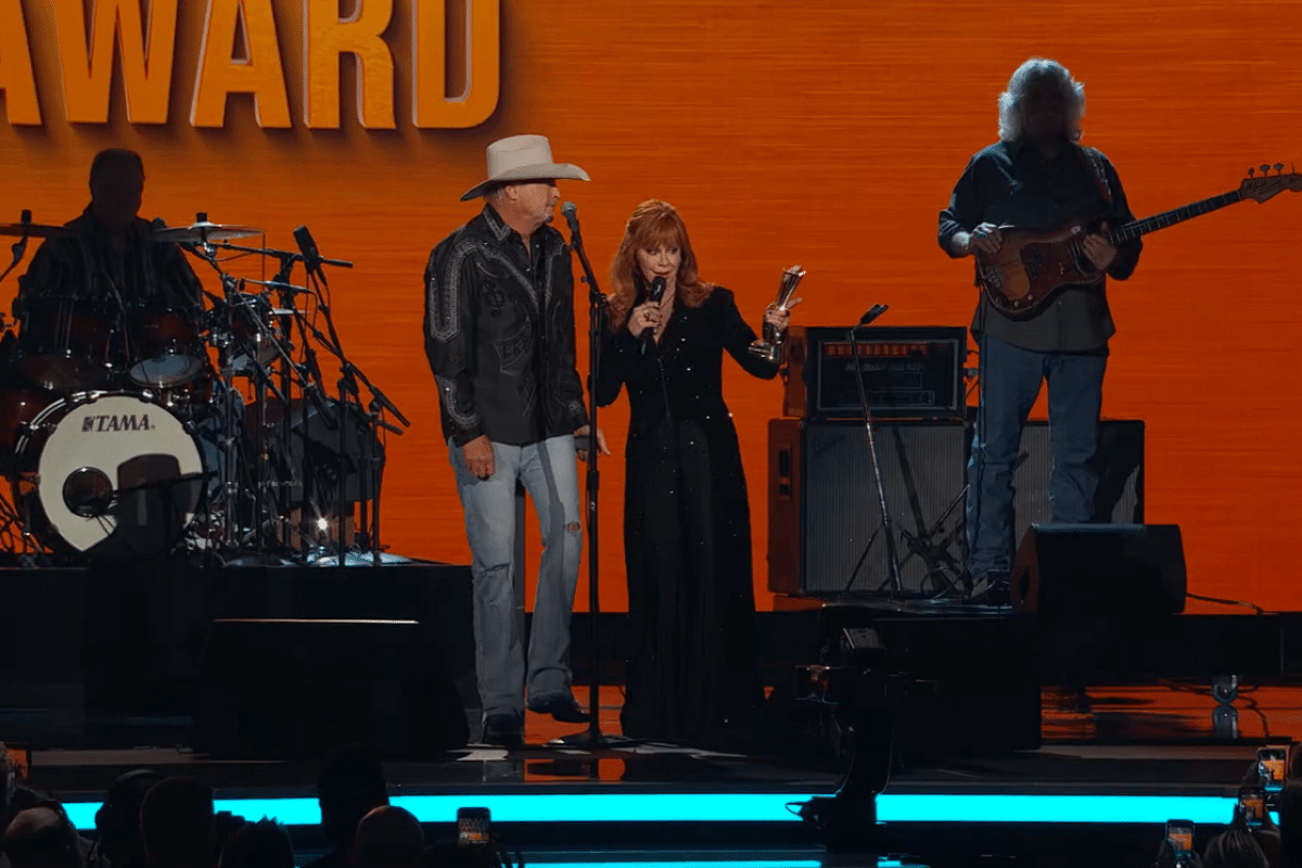 Reba McEntire presenting Alan Jackson with Lifetime Achievement Award 