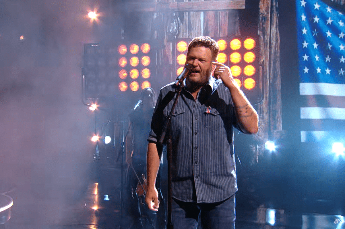 Blake Shelton singing at the American Music Awards