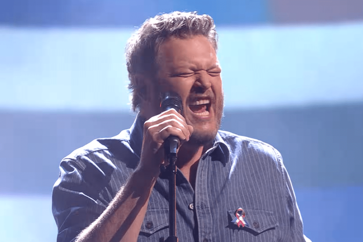 Blake Shelton singing "stay country or die tryin" at the American Music Awards