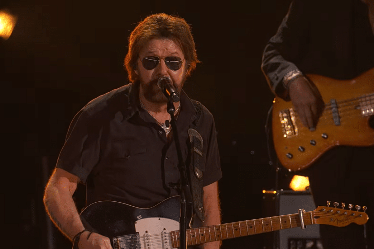 Ronnie Dunn singing into microphone