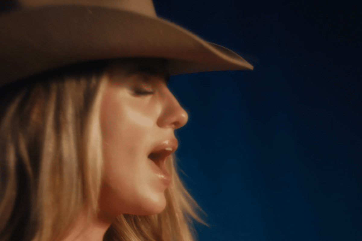 Lainey Wilson singing